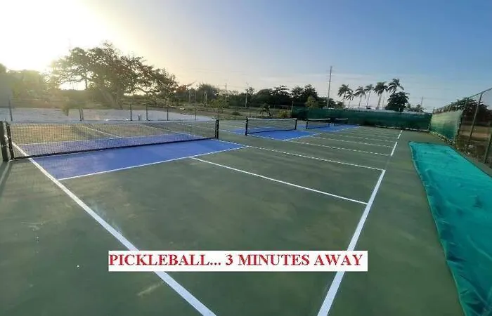 Mirando Place #4---beach Club Access, ,pool, Hottub, Gym,3 Lounges, Townhouse #4 -airport 10 Mins Holiday home