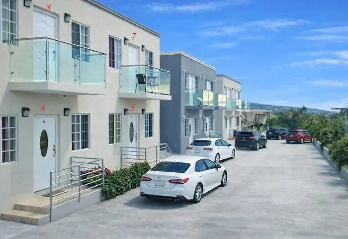 Holiday home Mirando Place #4---beach Club Access, ,pool, Hottub, Gym,3 Lounges, Townhouse #4 -airport 10 Mins *