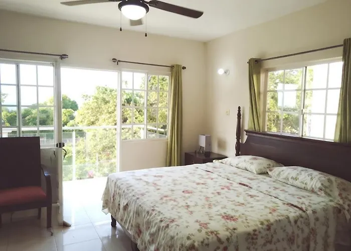 Mirando Place #4---beach Club Access, ,pool, Hottub, Gym,3 Lounges, Townhouse #4 -airport 10 Mins Montego Bay