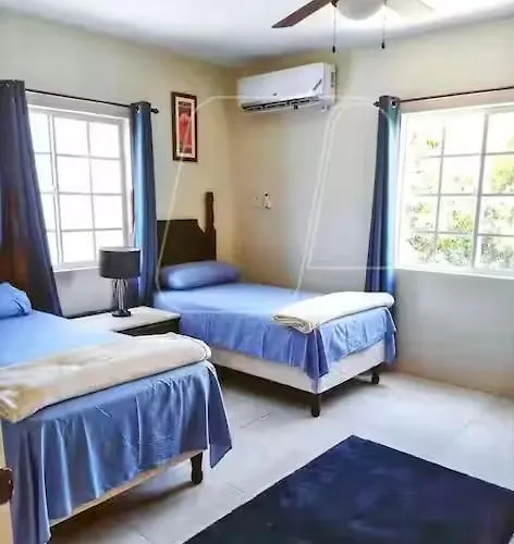 Mirando Place #4---beach Club Access, ,pool, Hottub, Gym,3 Lounges, Townhouse #4 -airport 10 Mins Holiday home *